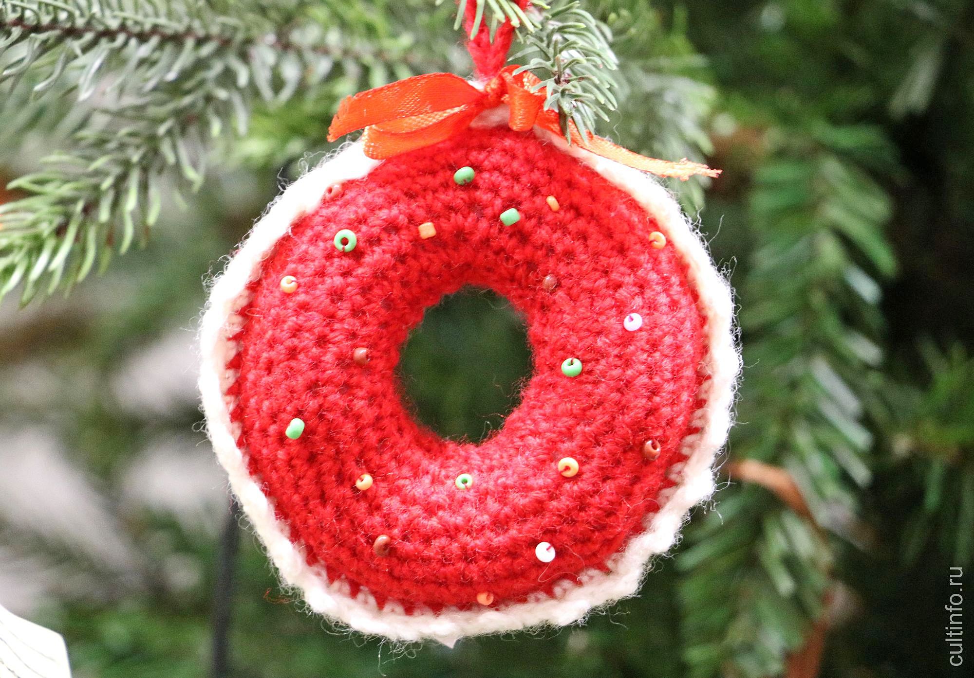 Выставка по итогам городского конкурса «Игрушка для ели «Новогоднее лакомство»